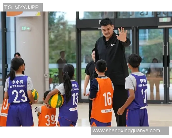 姚明亲临宝鸡传递篮球热情与文化交流的精彩瞬间