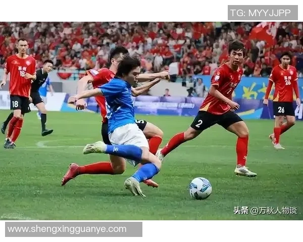 足球明星用挡脸动作庆祝进球瞬间展现个性与激情的完美结合