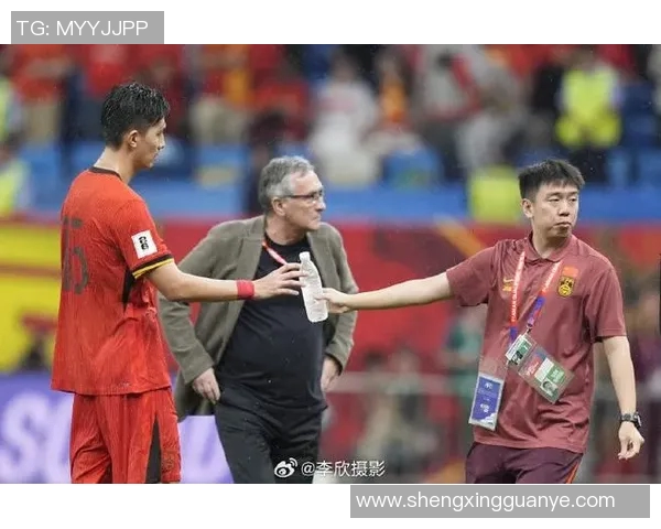 中国国足迎战沙特阿拉伯队全力争胜展现团队精神与拼搏意志